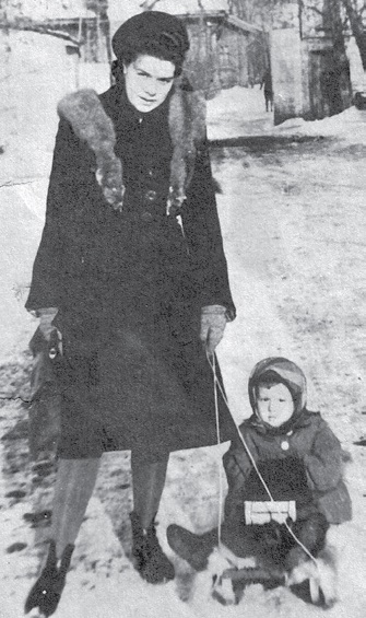 Ахметзянова Э.С. с дочерью Софьей (1949 год)