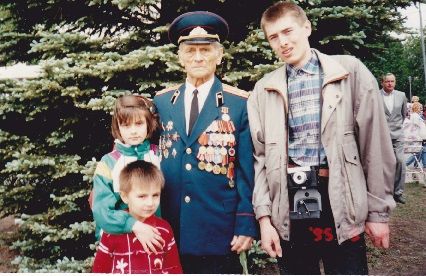 Отец Рашида Шакирова со всеми внуками. 1995 г.