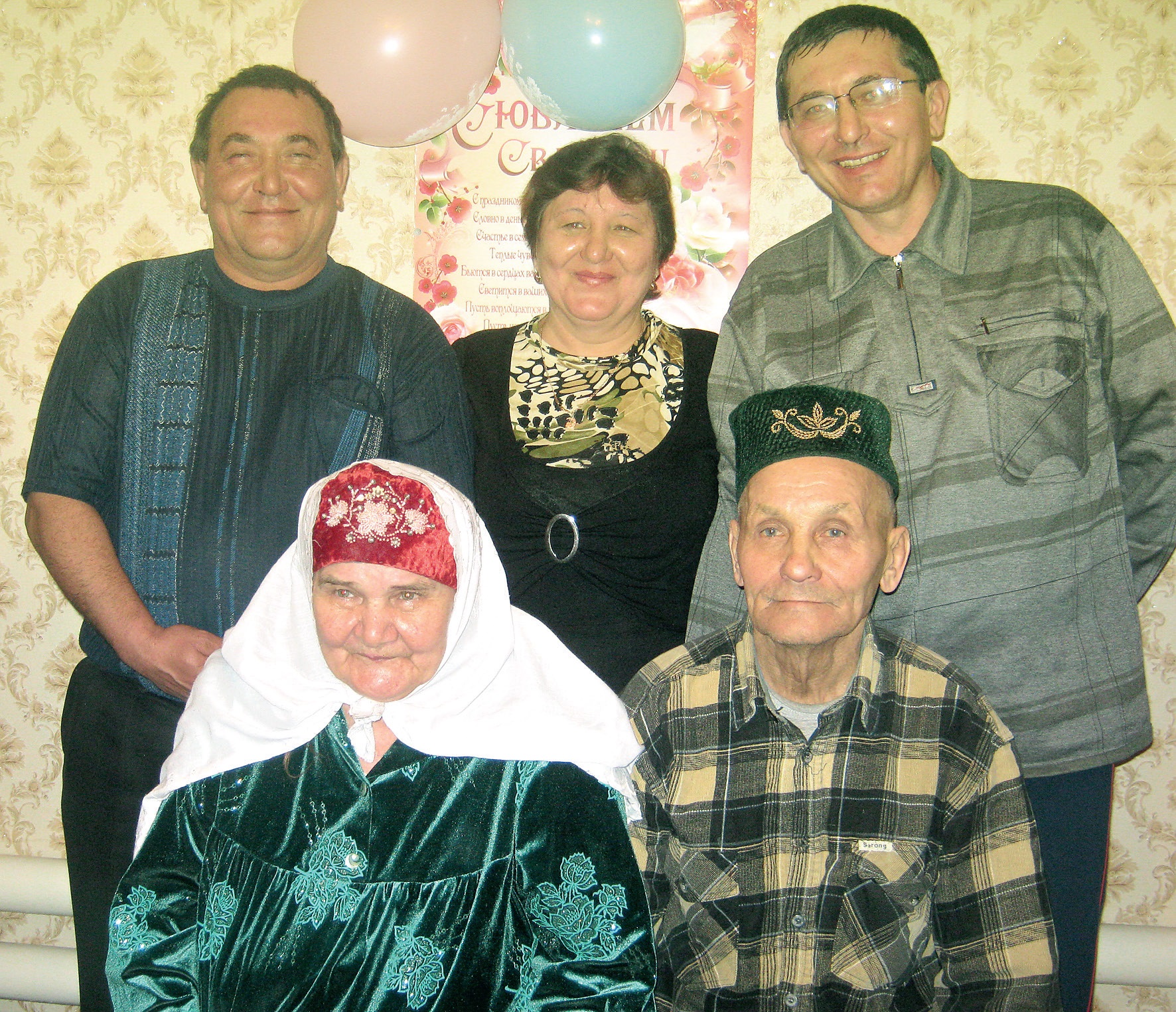 С сыновьями Нургали, слева, и Ахтамом, дочерью Алфией