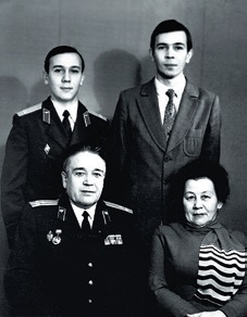 Вали Бекмаматов с женой Зулейхой и сыновьями Дамиром и Ринатом (в лейтенантской форме), ноябрь 1982 г.