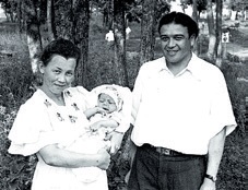 Вали и Зулейха Бекмаматовы с сыном Дамиром, г. Куйбышев, июль 1955 г.