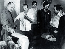 Руководство цеха ИС-23 КНПО «Труд» поздравляет с 70-летием Н.Д. Куз- нецова, 1981 г. Третий слева – ком- сорг цеха, ведущий инженер Дамир Бекмаматов
