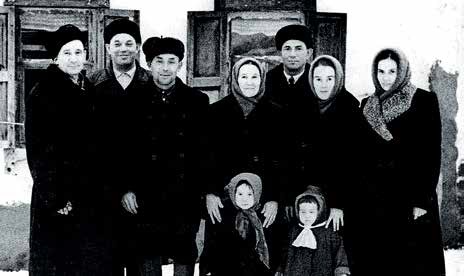 Справа налево – братья Салих, Садршагит, Магсум Шарафутдиновы, из- вестный гармонист Гали и их родственницы