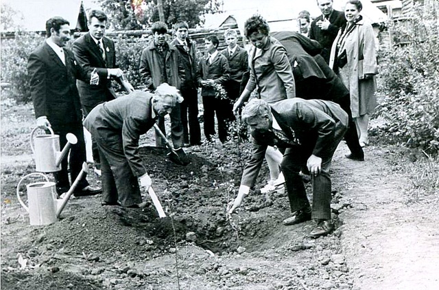 В саду школы-интерната, 1974 год