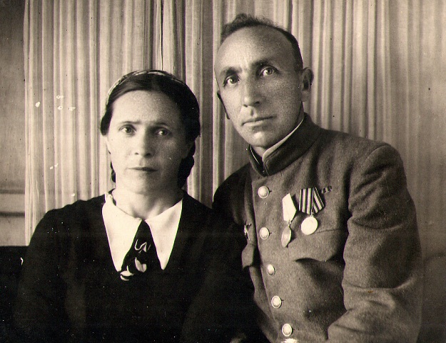 Шакир Галимович и Зайнаб Мухаметгалеевна - родители Равиля, 1945 год