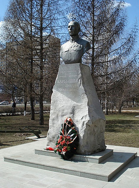 Памятник Карбышеву в Tольятти1
