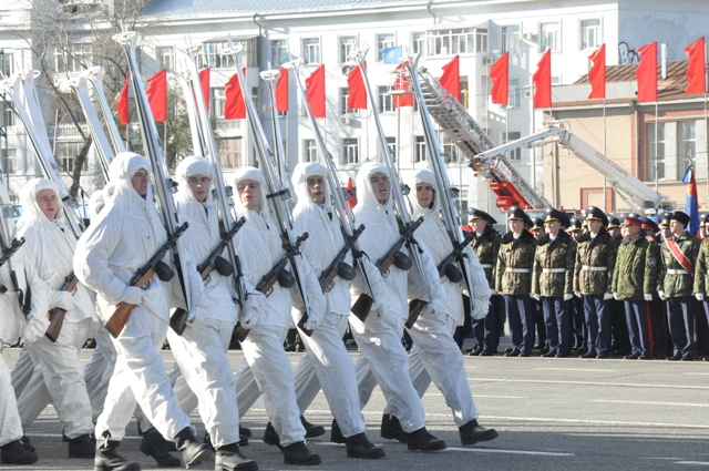 Мәйданда “Геройлар полкы”.