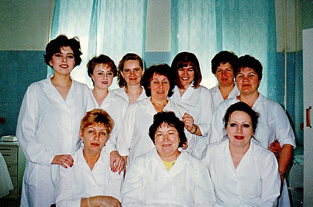Зав. отделением (в центре нижнего ряда) с частью своих сотрудников