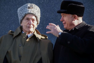 Өлкә губернаторы Николай Меркушкин Хәтер парадының махсус кунагы Василий Лановой белән.