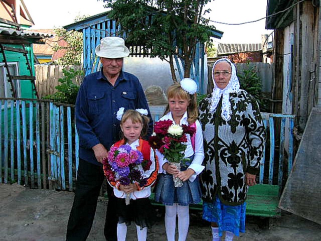 С женой и внучками Ляйсан, Юлией. 1 сентября 2006 года