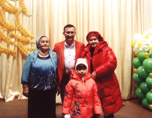 Саимә апа Морзаханова, кызы Рәсимә һәм оныкчыгы Назлыгөл җырчы Ринат РәхмӘтуллин белән истәлеккә фотосурәткә төшкәннәр.