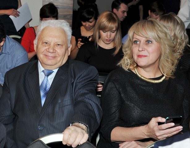 “Бердәмлек”нең баш мөхәррире Рәфгать Әһлиуллин һәм “Самара дәүләт телерадиокомпаниясе” (ГТРК) журналисты Антонина Введинская бәйрәм тантанасында.