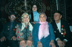 Нуриахмет и Агиян Мардановы из деревни Карабикулово, Зухра, Танзиля и Анас Нуртдиновы из села Татарское Абдикеево Шенталинского района Самарской области (слева направо).