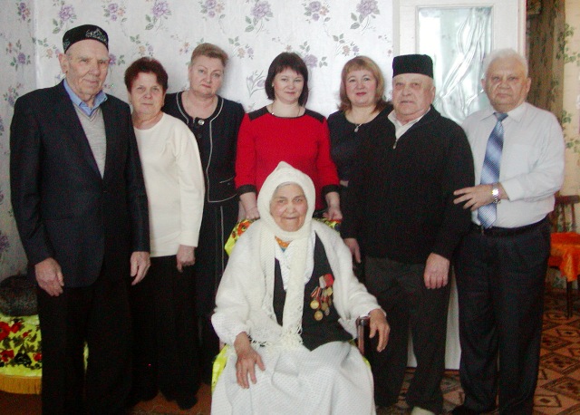 Әфидә апаны котларга килүчеләр (сулдан уңга) Инҗир хәзрәт СӨЛӘЙМАНОВ, Фатыйма ӘҺЛИУЛЛИНА, Людмила Пуринзова, Ольга ГАФИУЛИННА, Наилә Габидуллина, Ринат ГАБИДУЛЛИН, Рәфгать ӘҺЛИУЛЛИН.