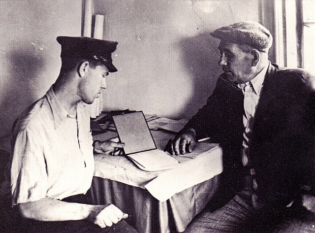 Студент Э.А. Айзуппе отчитывается А.С. Сабирзянову о практике, 1953 год