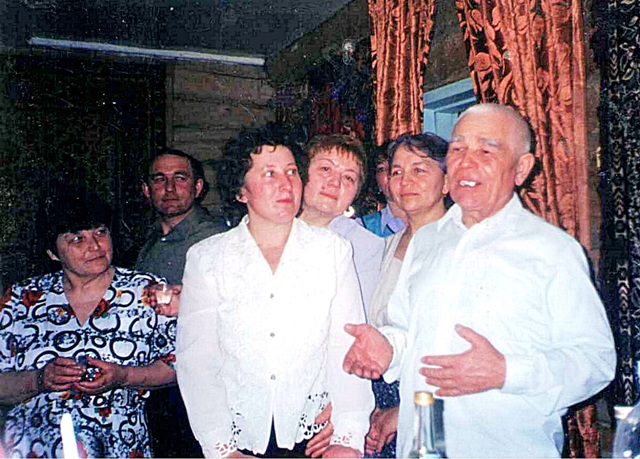 Тост Касима эфенди слушают (справа налево) дочери Сария и Фидания, жена сына Шамиля и он сам, племянница супруги Сазида
