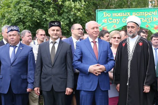 Талип хәзрәт Яруллин (уңнан сулга), Николай Меркушкин,Рәүф Кирасиров, Илһам Вәлиев Сабан туе мәйданында.