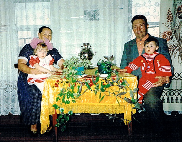 С женой и внучками Алией, Лилией, 1996 год