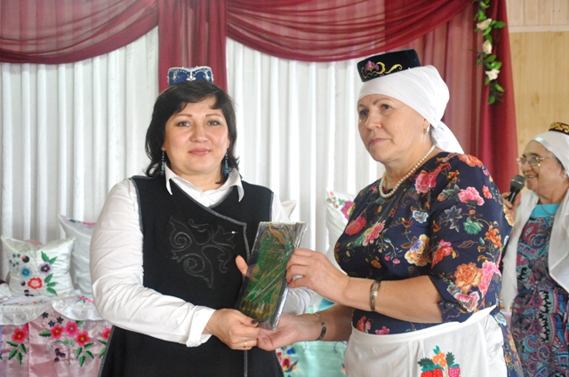Гөлнара Насыйрова (сулда) һәм Илһамия Кәримова.