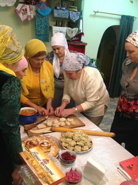 "Ак калфак" әгъзалары татар милли аш-сулары пешерү тәҗрибәләре белән уртаклашалар.