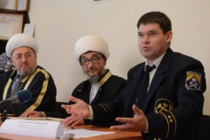 В центре: муфтий Свердловской области Николай (Абдуль Куддус) Ашарин - один из ниаболее активных региональных мусульманских лидеров