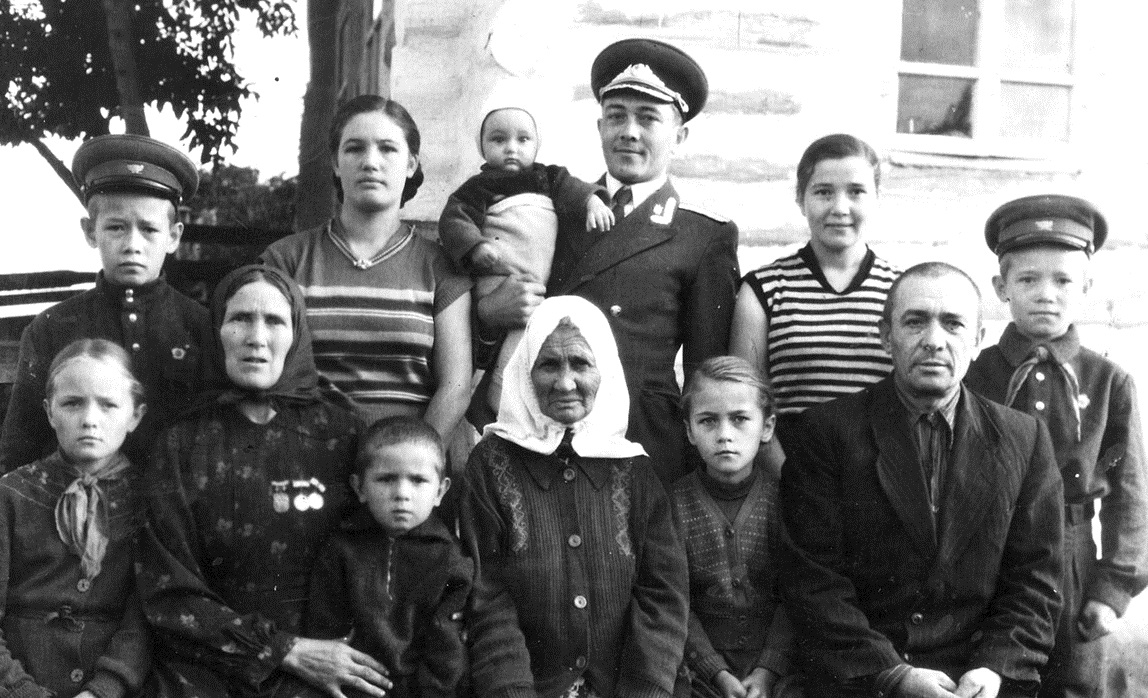САФИУЛЛИННАР гаиләсе - беренче рәттә уңнан сулга Әхмәтгали абый, уртада - әнисе Бибиәсма әби, сулдан икенче - беренче хатыны Фатыйма апа (Камышлы авылы, 1958 ел).