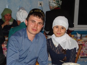 Никахлашырга җыенучы яшь пар ифтар мәҗле­сендә - Илдар Бадый­ков белән Эльвира Морат­шина.
