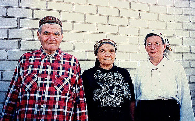 Супруги Насыровы с Шакуровой А.А., 1997 год.