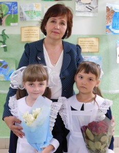 Майя Шәм­сет­динова (сулдан уңга) һәм Асия Кәлимуллина укытучылары Сәгыйдә Нуруллина белән.