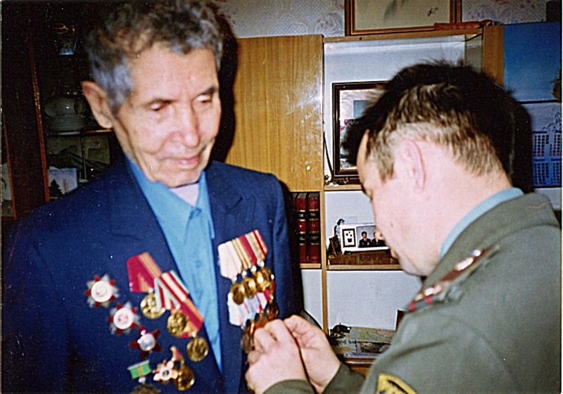 Вручение фронтовой награды - медали «За боевые заслуги», 2007 год