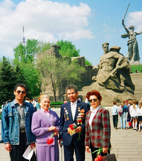 Всей семьей в г. Волгограде, 1998 год