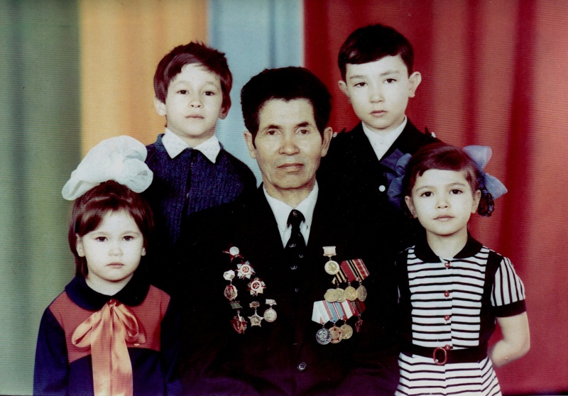 С внуками Сережей, Ришатом, Светланой и Эльвирой, 1986 год