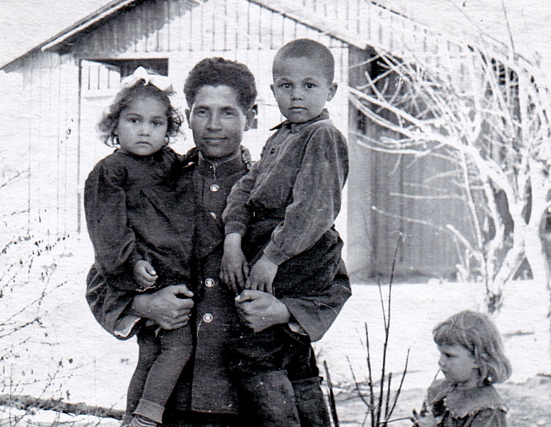 С сыном и дочкой, г. Джиликуль Таджикской ССР, 1 января 1955 года