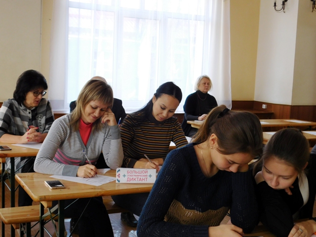 Икенче рәттә (сулдан уңга) “Бердәмлек” редакциясе хезмәткәрләре Гөлгенә Сәлахова һәм Гөлнур Рыбакова этнографик диктант язалар.