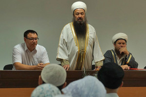 Равиль хазрат Нуруллин (в центре) называет аморальную рекламу унизительной для пожилых людей и тлетворной для молодежи.