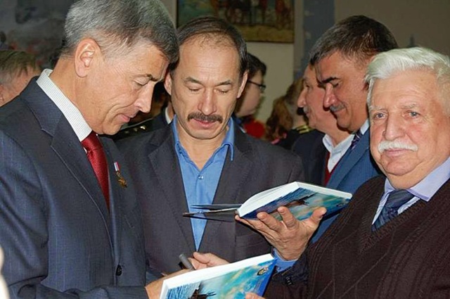 Автографы после презентации книги «Герои России. Герои нашего времени». Уфа, 2016 год