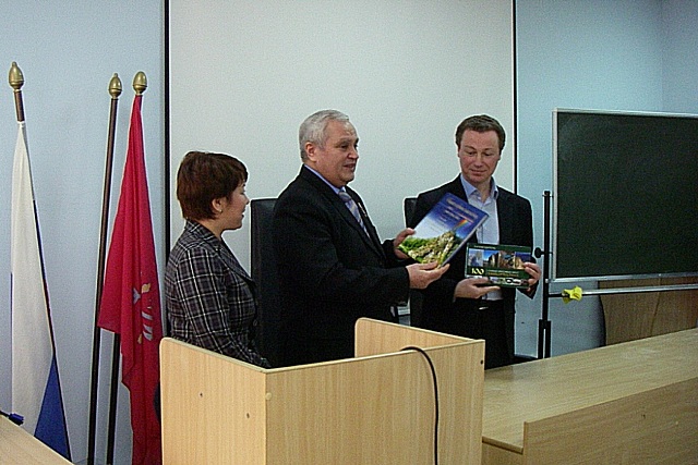 Вручение книг после выступления на юрфаке СПбГЭУ, 2014 год