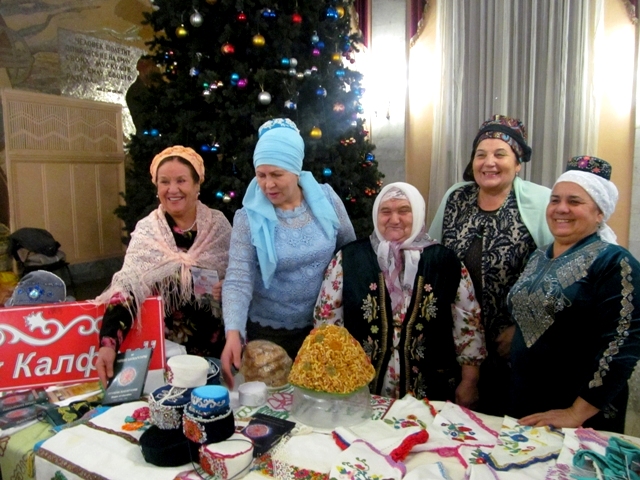 "Ак калфак" оешмасы әгъзалары - Асия Шәймарданова (сулдан уңга), Илһамия Кәримова, Җәүһәрия Бәхтиева, Разия Әюпова һәм Асия Исмәгыйлева.