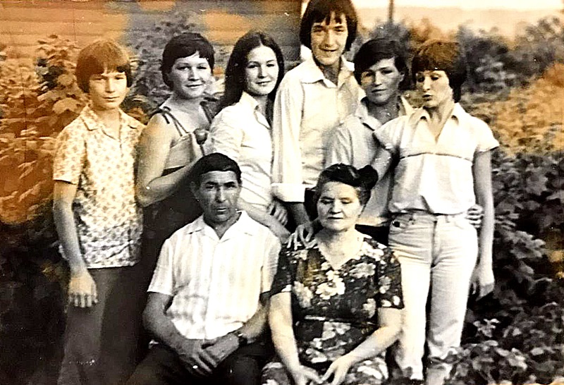 Вся семья Сафиных, Лениногороск, 1977 год. Фания - стоит вторая справа
