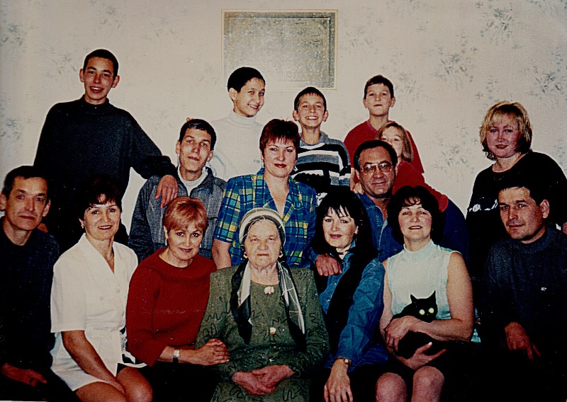 С мамой и родственниками, Лениногорск, 1983 год. Фания - сидит вторая слева