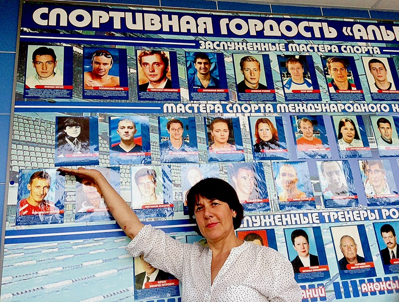 У стенда в Омске. Алсу показывает на свое фото студенческих лет