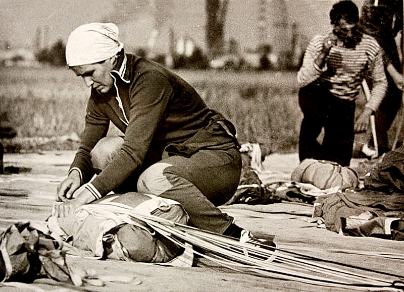 Фаина складывает парашют, Аэродром пос. Кряж, 1982 год