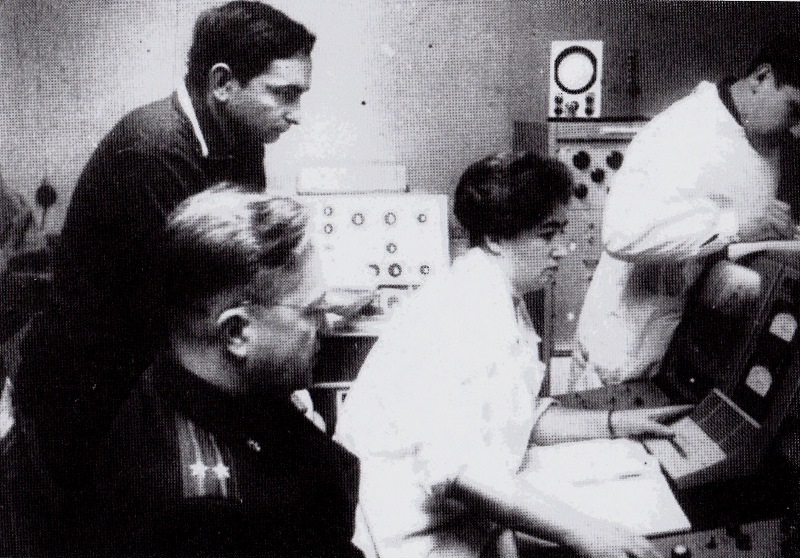 Котовская за медицинским пультом центрифуги, сзади нее - космонавт Быковский В.Ф., 1966 год