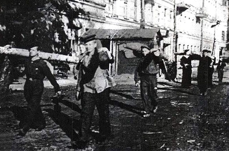 Курсанты ЛВМПУ запасают дрова для котельной училища, 1945 год