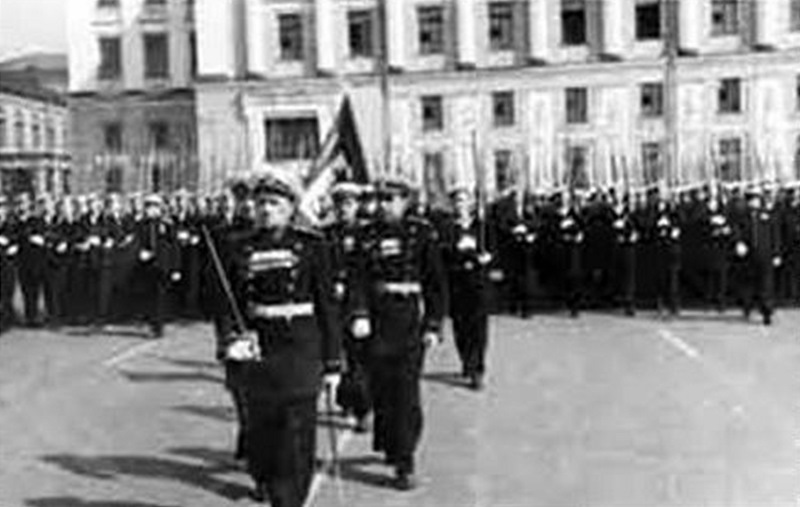 Личный состав ЛВМПУ впервые на параде, Ленинград, 1 мая 1945 года