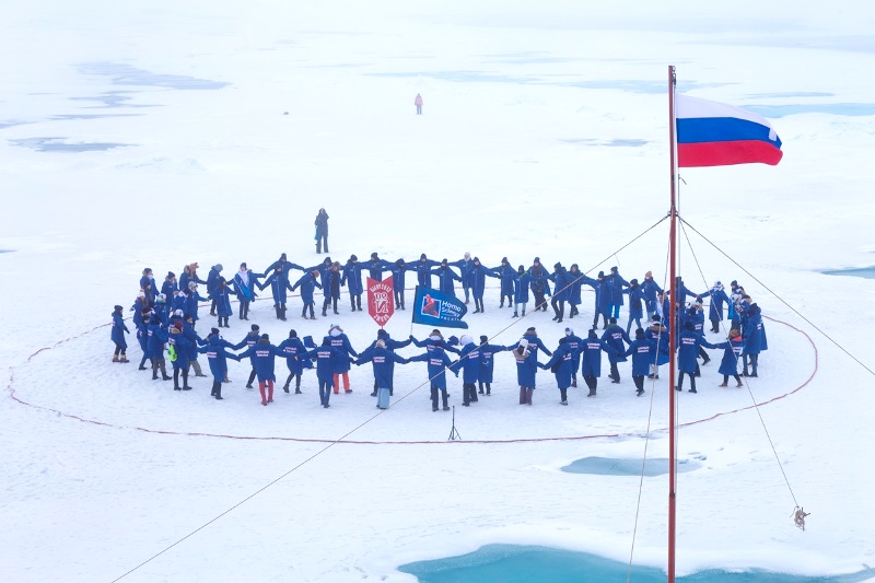 Исполнение песни полярников