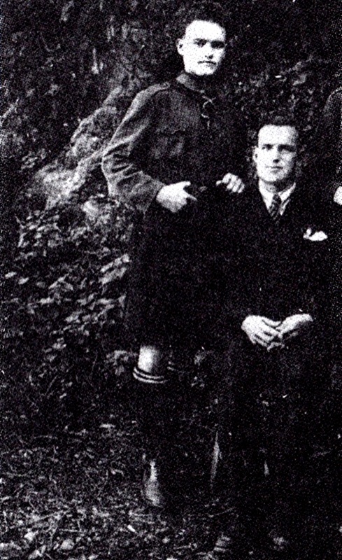 Ахмет (стоит) с Ахадом в период обучения в школе-интернате, Трабзон, 1933 год