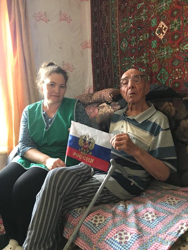 Гөлназ ханым һәм 94 яшьлек Хисаметдин Гыйләҗев.