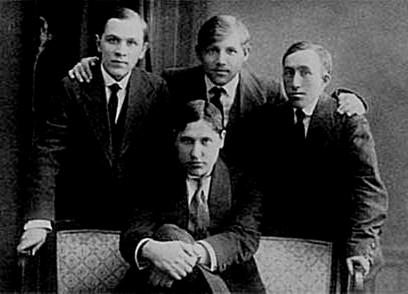 Актеры труппы «Сайяр» Г.Кариев (сидит), К.Тинчурин, З.Султанов, А.Мангушев (слева-направо). 1916-18 гг.