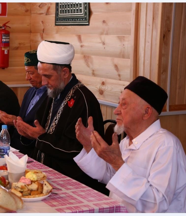 Сулдан уңга - район башлыгы Рафаэль Камиллович Баһаутдинов, Талип хәзрәт һәм Әхтәм хәзрәт Госамов.